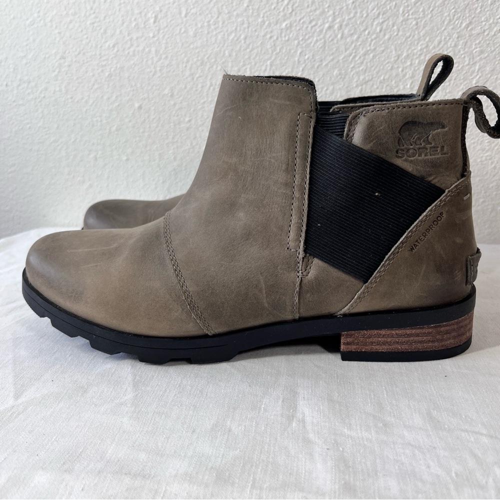Sorel Emelie Chelsea Boot Olive green water proof 
▪️Size 9
New